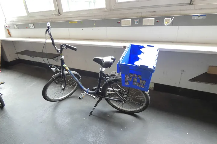 Citybike mit Gepäckträgerkorb